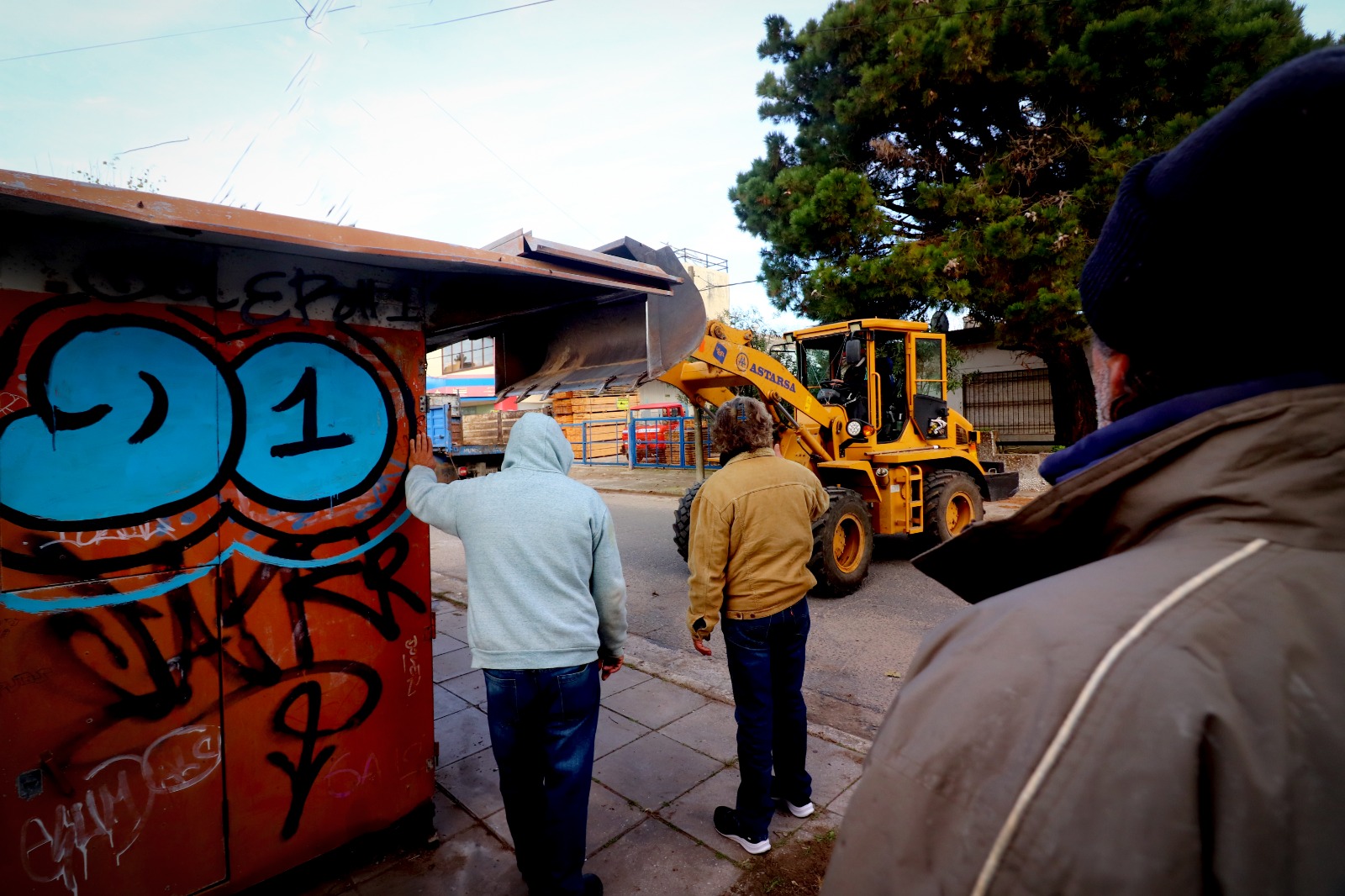 Trabajos de limpieza y ordenamiento en el espacio urbano de las localidades de La Costa.