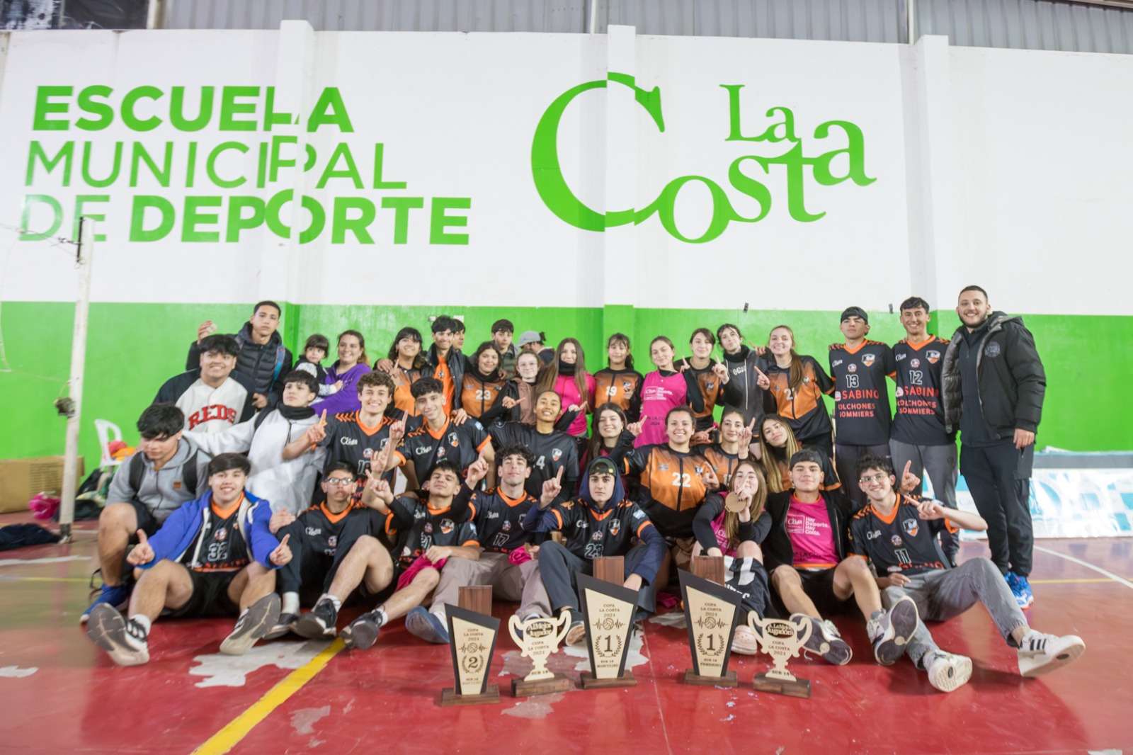 Con 80 partidos en seis canchas, se disputó el Torneo de Voley “Copa La Costa”