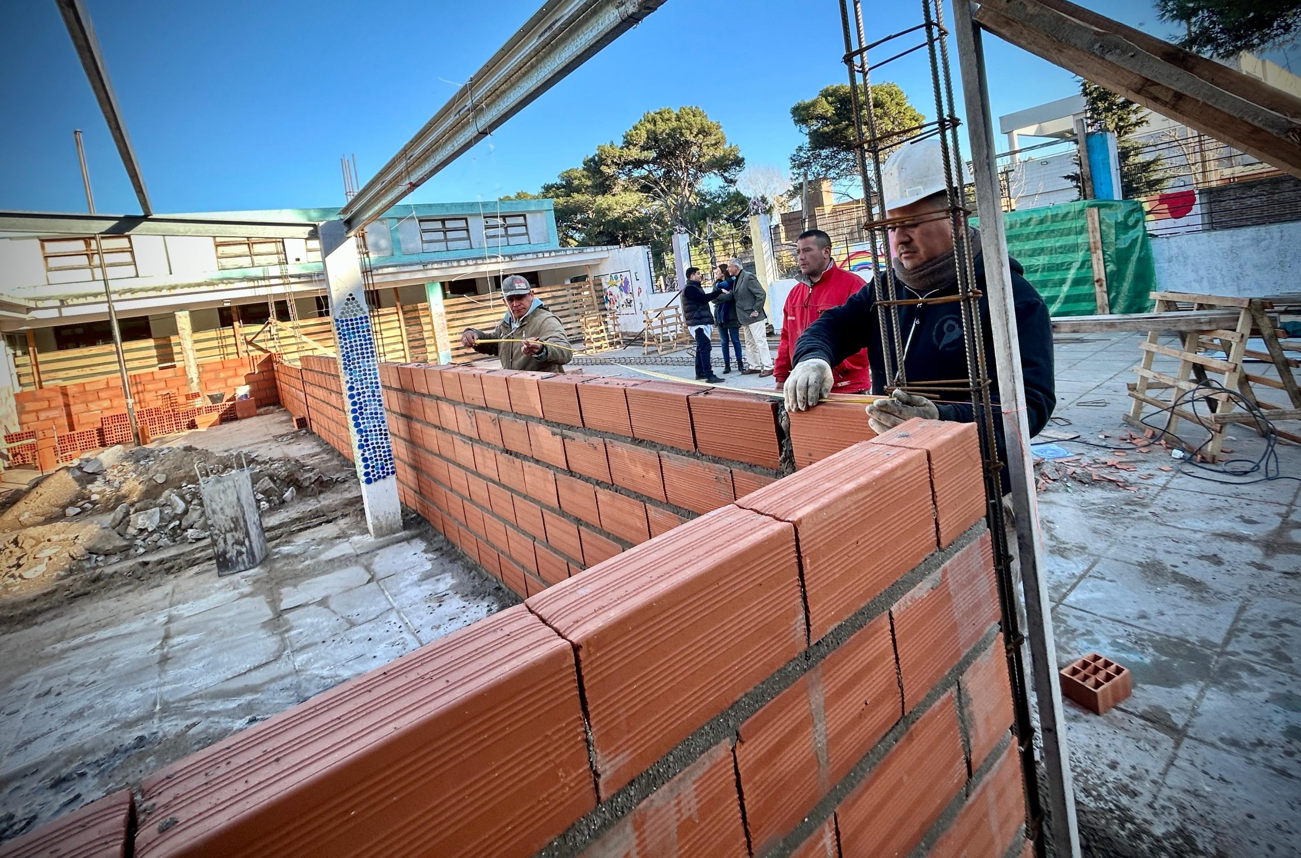 Intendente De Jesús recorrió las obras de la Primaria N°2 Serafín Dávila en San Clemente del Tuyú