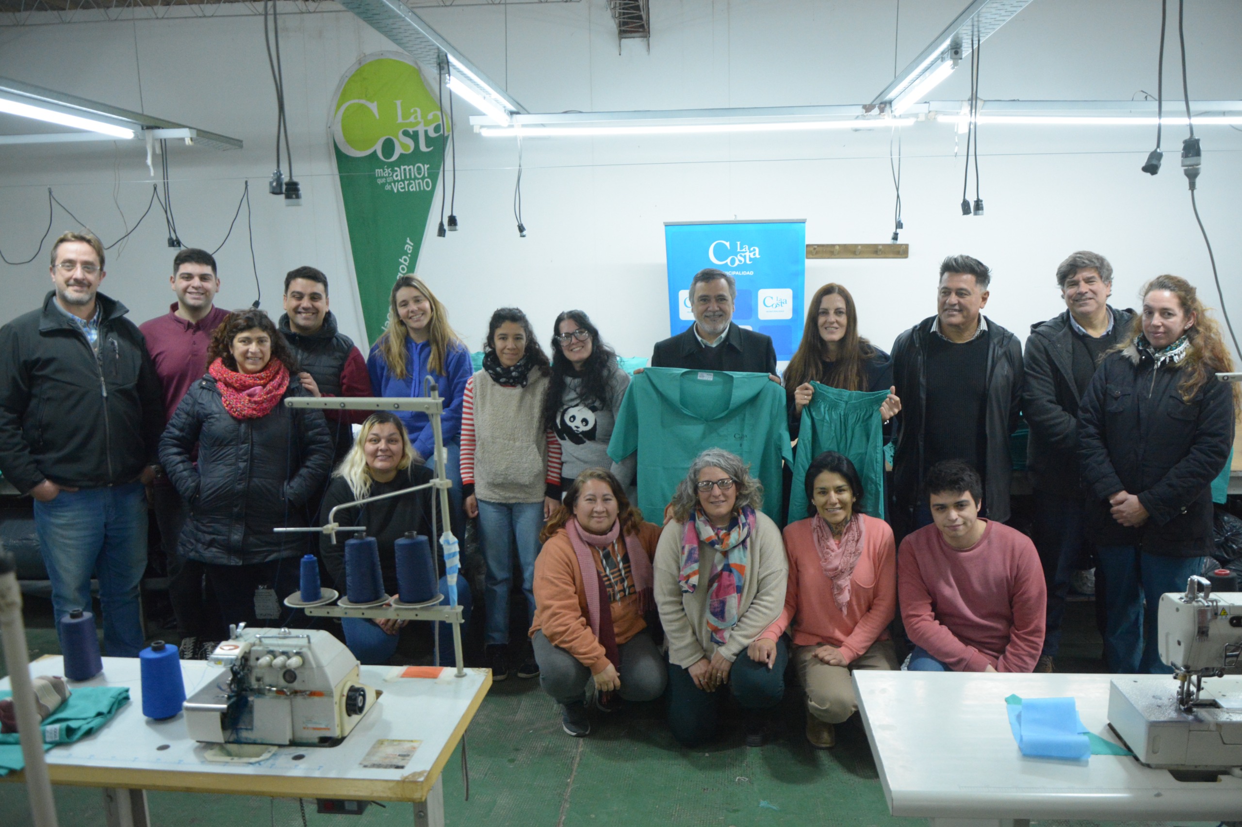 La cooperativa textil “Hecho en la Costa” entregó 400 ambos al Servicio de Salud