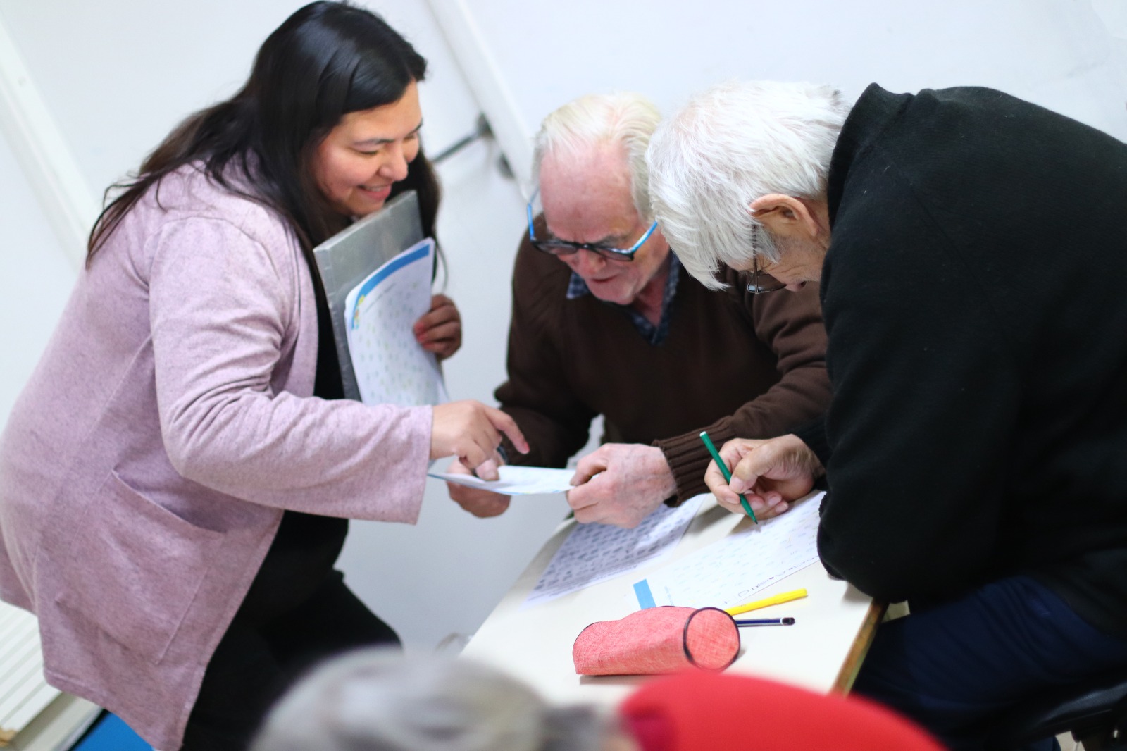 Más de 60 adultos mayores participan de una iniciativa de salud cerebral y bienestar emocional