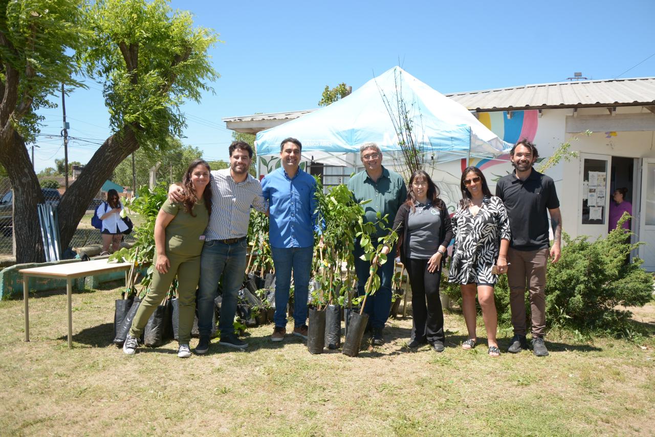 La Costa: Árboles frutales y certificados RNE a productores e instituciones