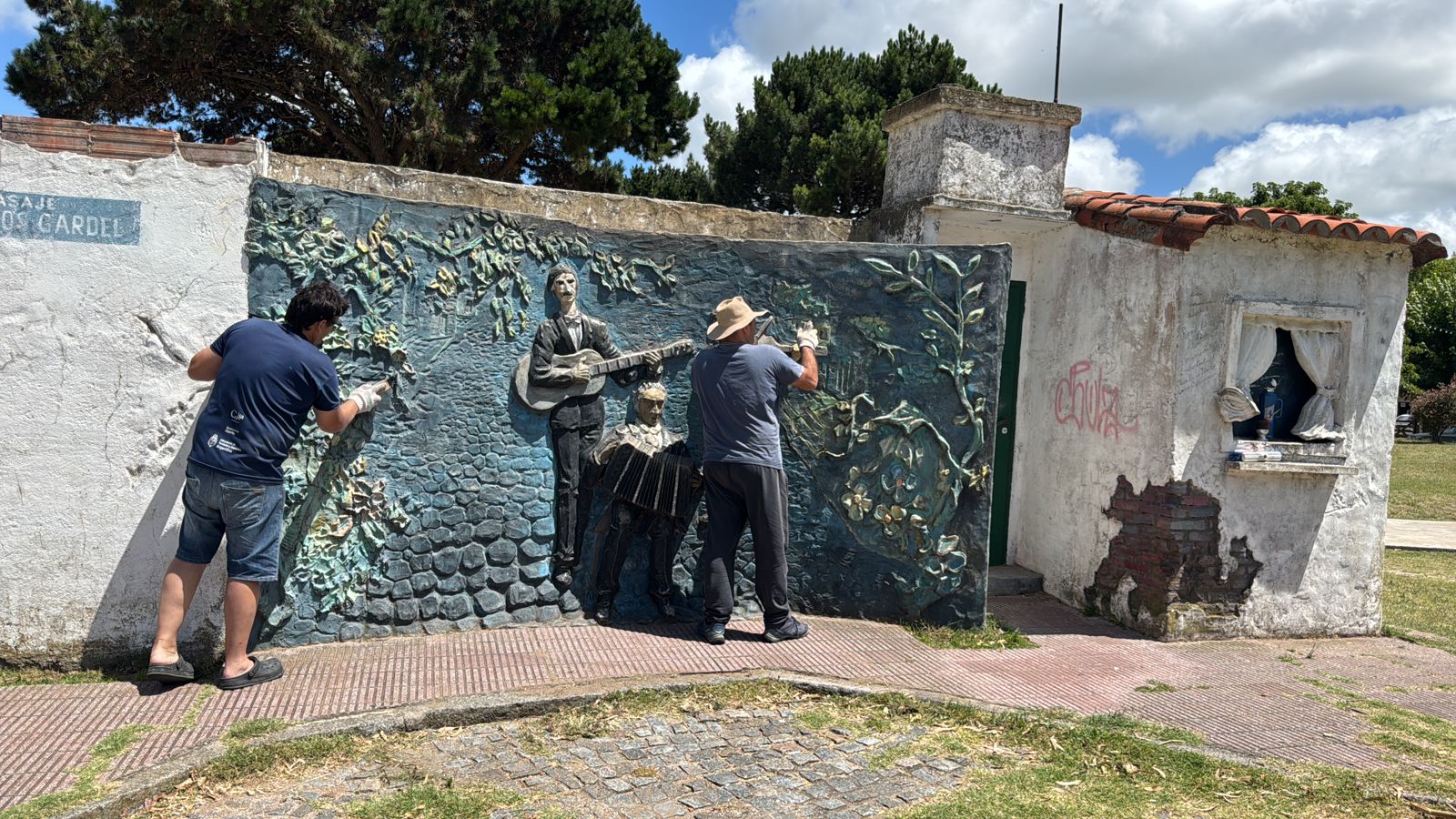 “Muraleros” ponen en valor el Mural de la Plaza del Tango de Santa Teresita