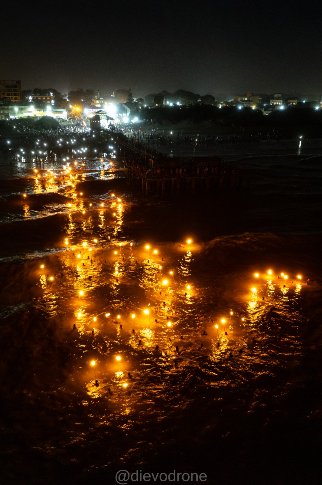 Guardavidas iluminaron las playas de La Costa con múltiples antorchadas en su día