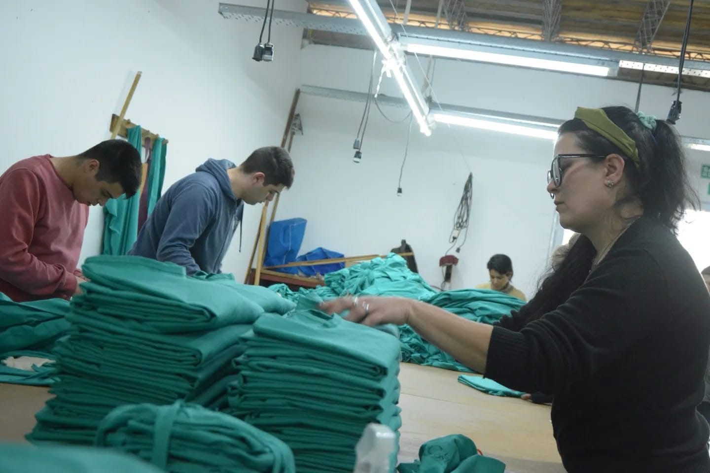 La cooperativa textil de La Costa amplía su producción con indumentaria escolar