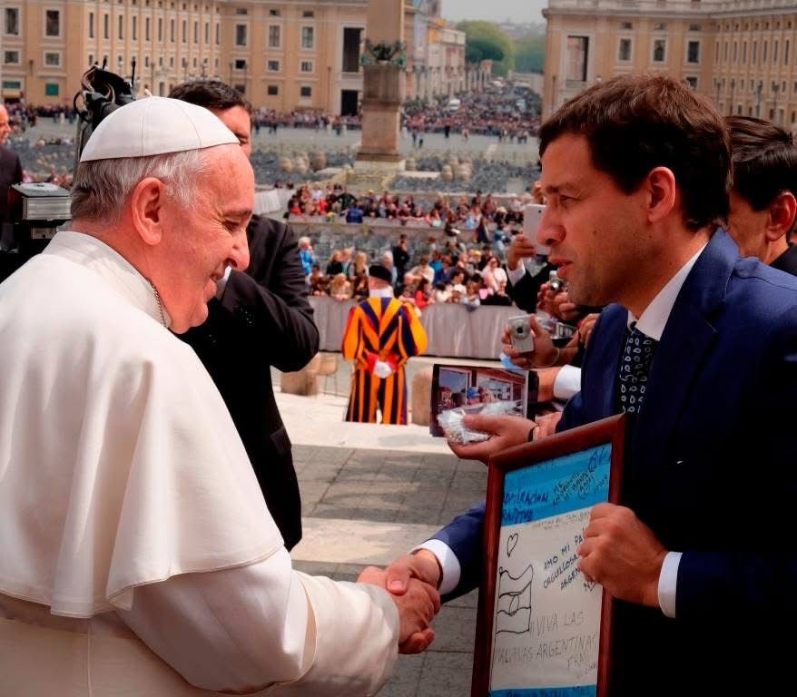 A 11 años del homenaje que llegó al Vaticano, el arte costero vuelve a conmover al mundo
