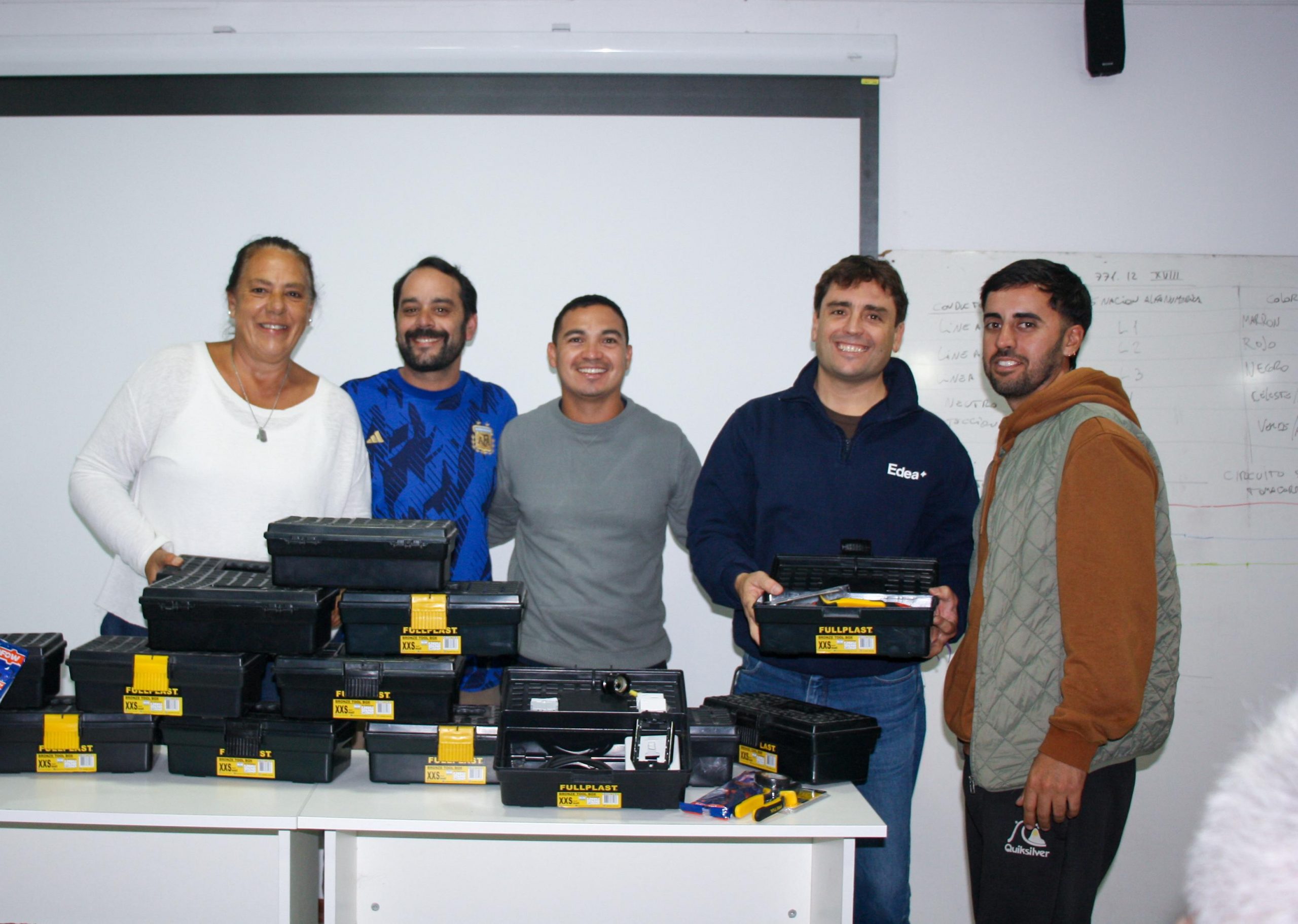 Entrega de Kit de herramientas de electricidad para estudiantes del Centro de Formación Laboral 401 Entrega de Kit de herramientas de electricidad para estudiantes del Centro de Formación Laboral 401