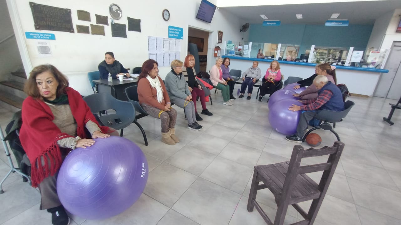 Adultos mayores participan de una propuesta que combina salud y deporte en el Hospital de San Clemente del Tuyú