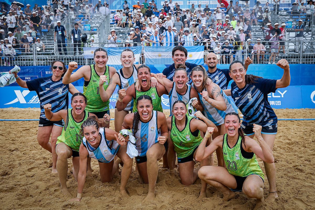 La atleta costera Giuliana Gamba, campeona en los World Games 2025 junto al seleccionado argentino de Beach Handball