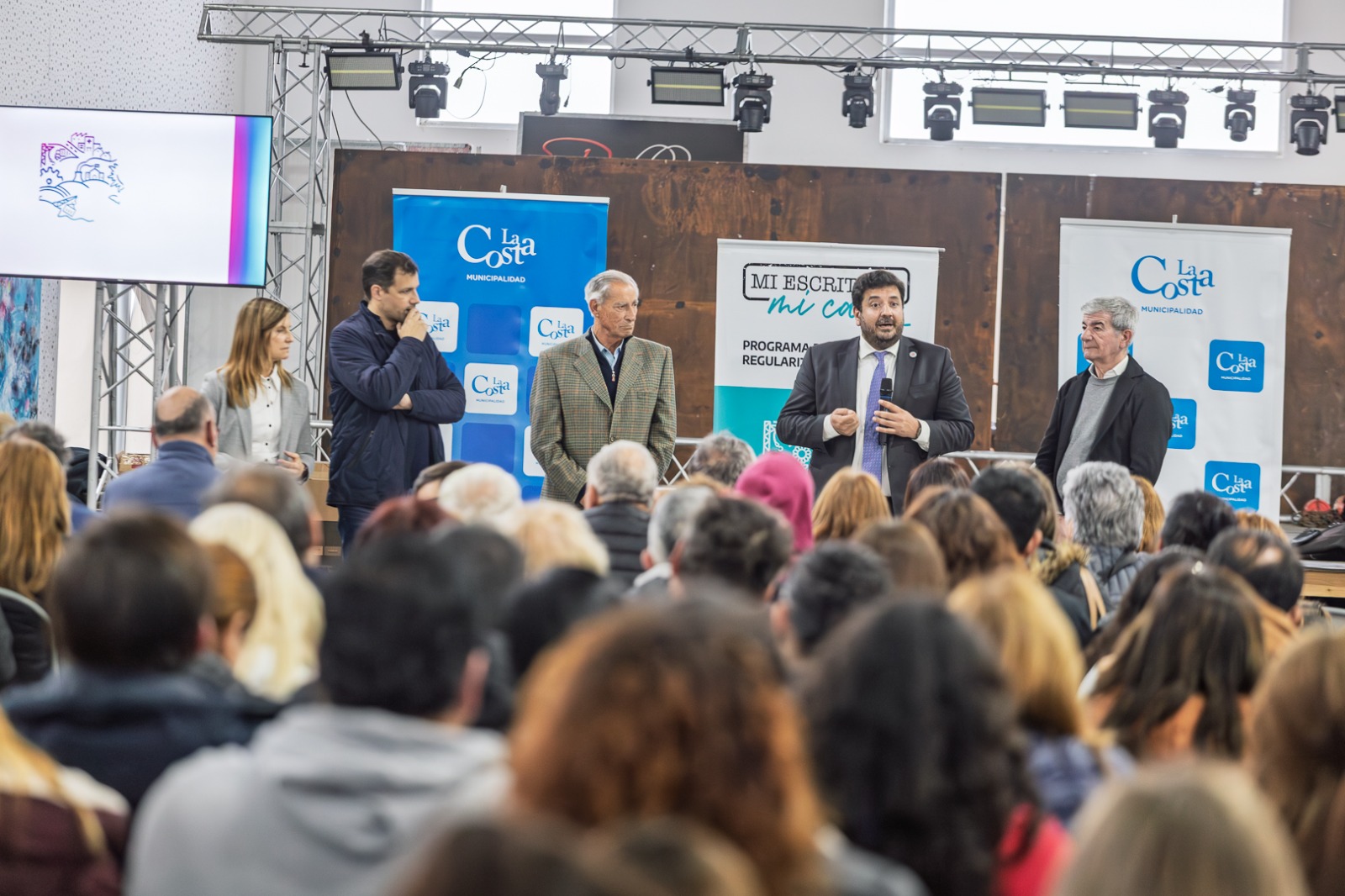 Emocionante entrega de escrituras a más de 270 familias costeras