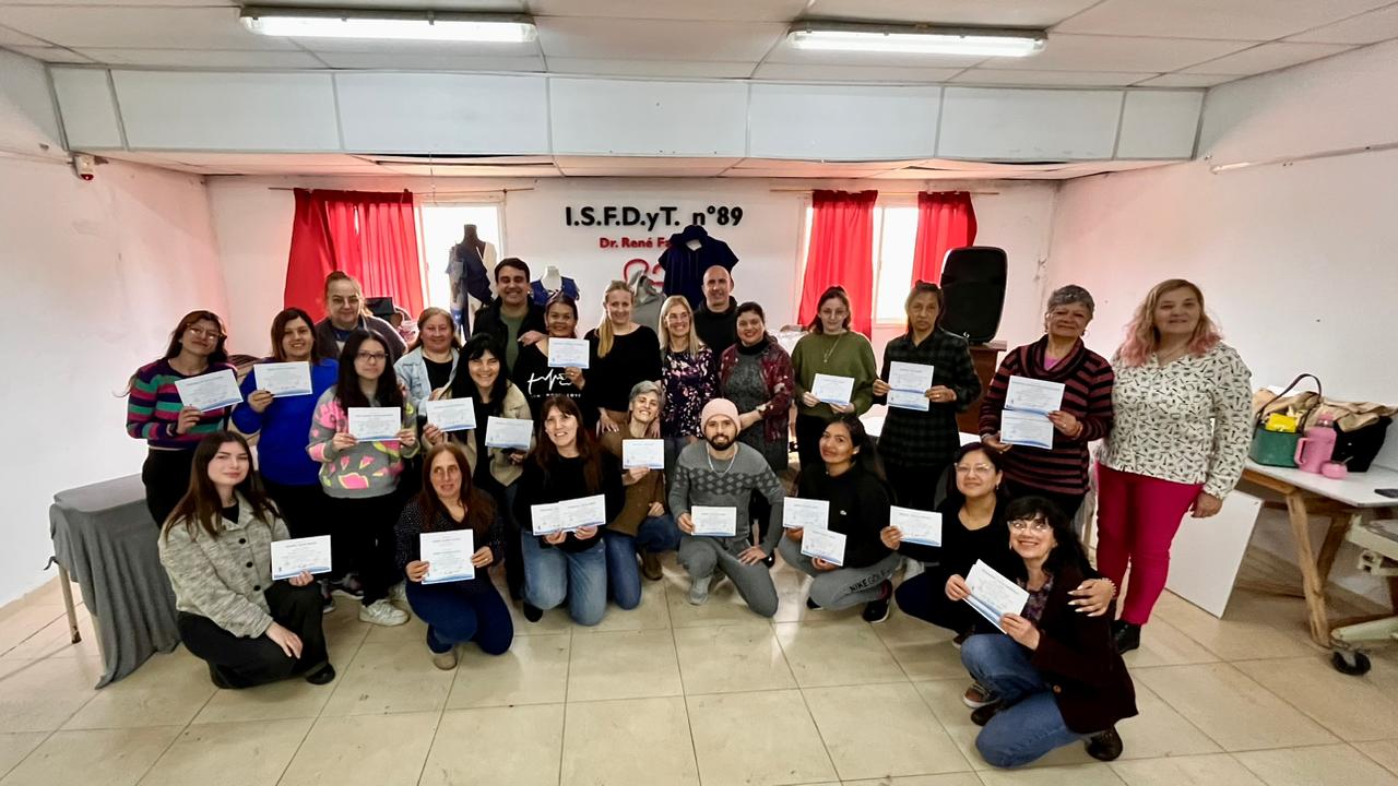 Nuevos egresados recibieron sus diplomas de la formación textil en La Costa