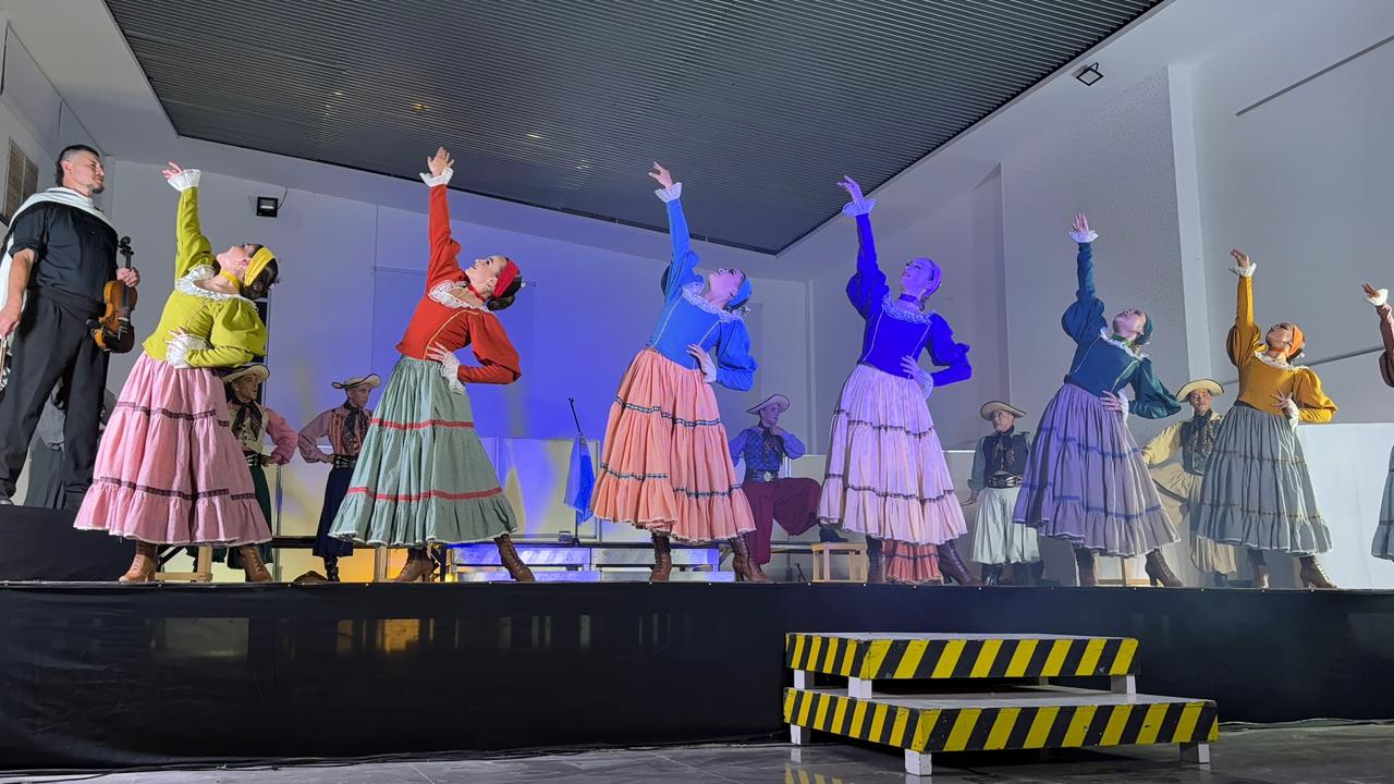 El Ballet Municipal de La Costa presentó “Por vos, Argentina” en Mar de Ajó antes de su gira internacional por México El Ballet Municipal de La Costa presentó “Por vos, Argentina” en Mar de Ajó antes de su gira internacional por México