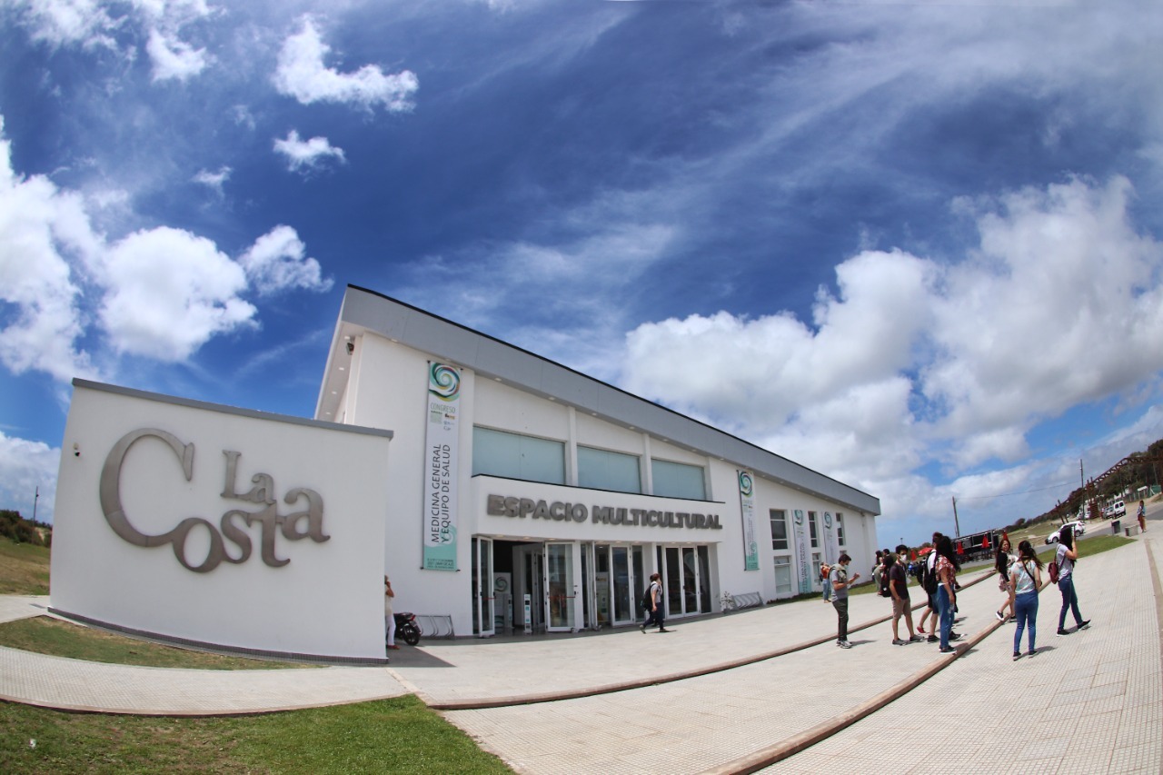 Gala nocturna de acrobacia en el Espacio Multicultural de Mar de Ajó