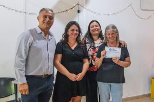 WhatsApp-Image-2025-12-22-at-10.11.54-2 SE ENTREGARON CERTIFICADOS DEL TALLER DE MEMORIA EN EL CAPS DE SANTA TERESITA