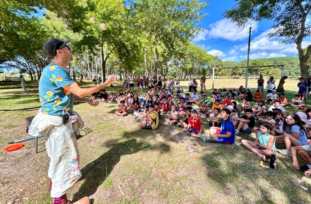 Se viene una jornada recreativa y deportiva con estudiantes de la Escuela Abierta de Verano en Mar de Ajó