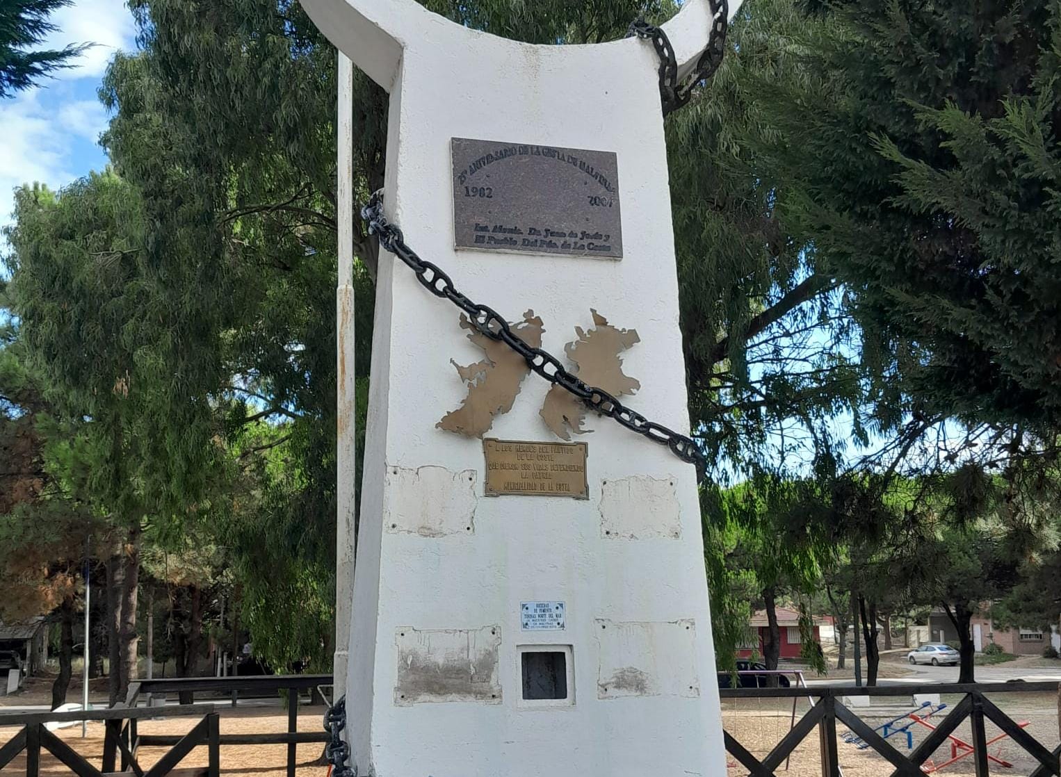 Repudio y denuncia por vandalismo al Monumento a los Combatientes en la Plaza Islas Malvinas