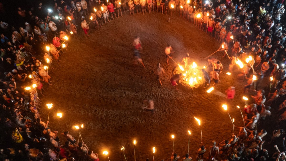 Fin de semana largo con antorchadas de guardavidas en La Costa