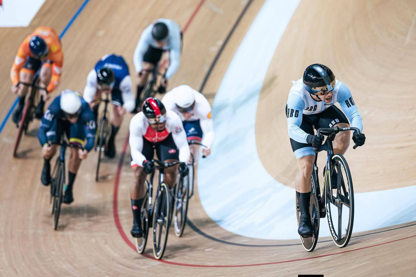 Lucas Vilar se destacó en Asia y se posiciona entre los mejores ciclistas del mundo