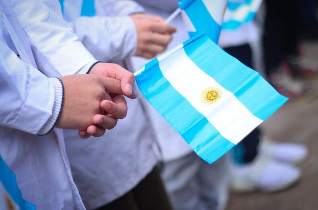 Conmemoración del Día de la Bandera en Lucila del Mar.