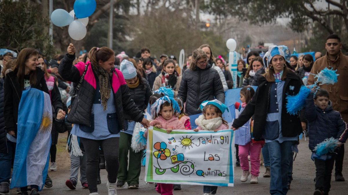 El Día de la Independencia se celebra con un acto, desfile, feria gastronómica, el pericón nacional y un patio de baile